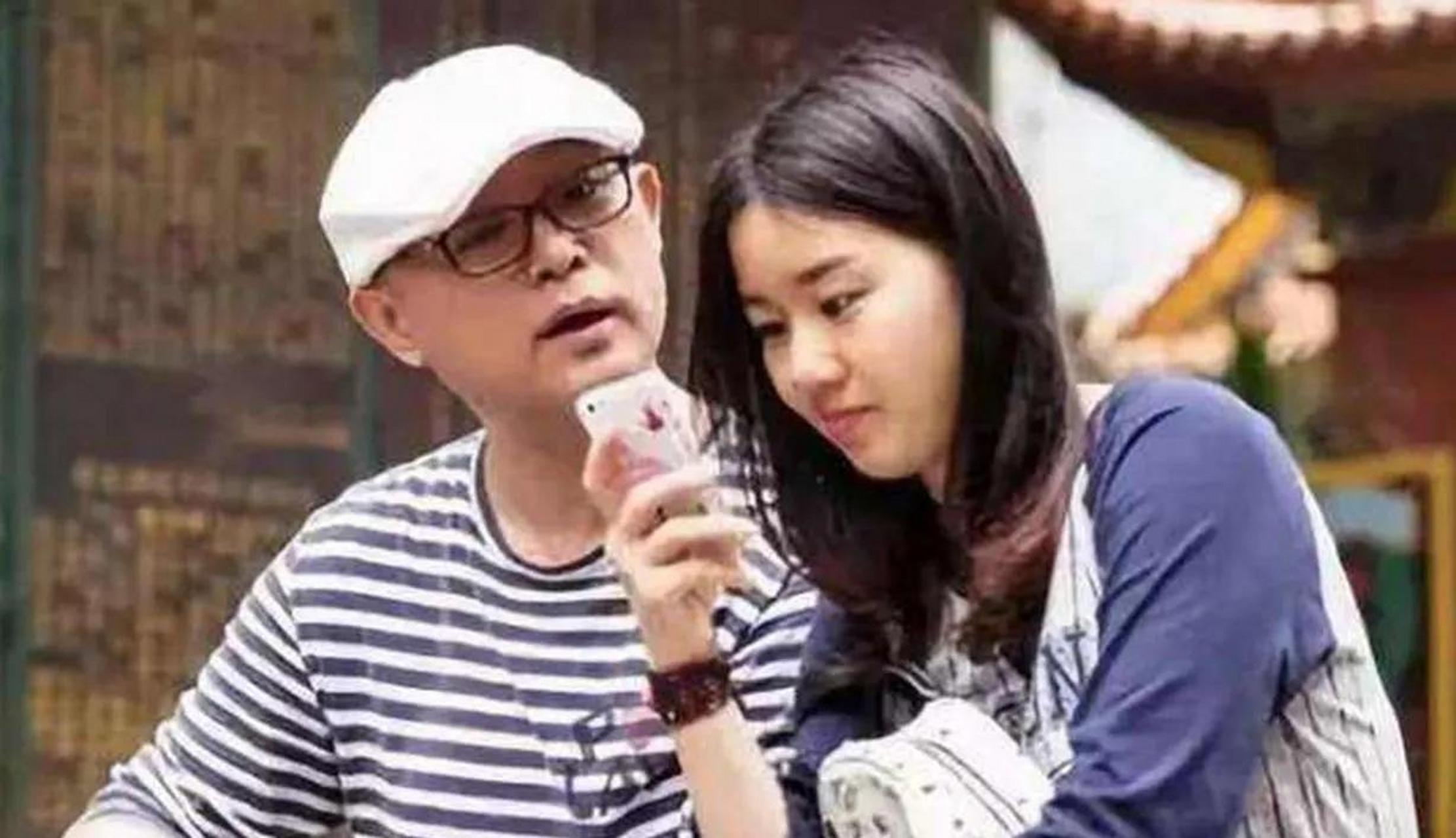 一次,郭德纲得知孟非闺女苹果22周岁,还单身,立马就说:"我家麒麟也没