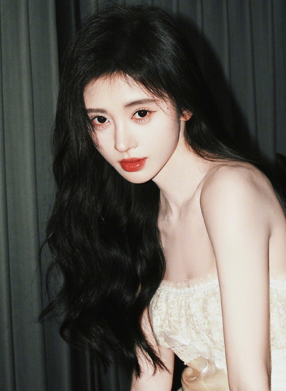 日前,鞠婧祎分享胶片风写真,抹胸裙造型清新甜美.