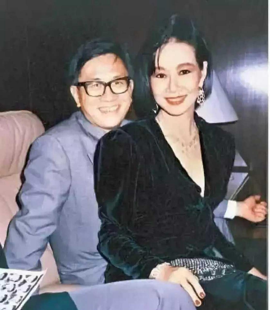 1976年,风流才子黄霑婚内出轨,妻子华娃提出离婚.