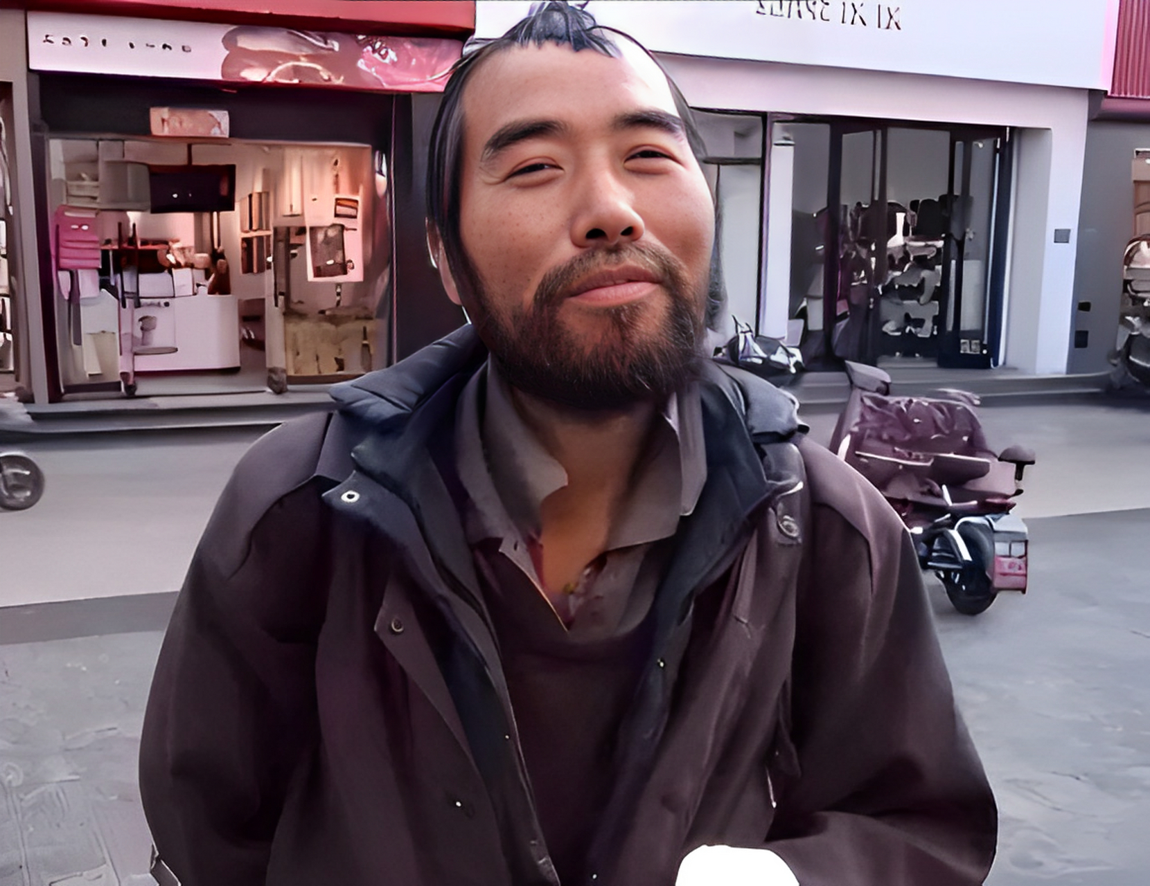 照片中的中年大叔就是头号流浪汉常学福!