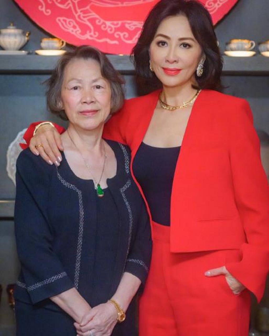 刘嘉玲她这个时代的港星,不生孩子的很多,比如钟楚红,张曼玉,周慧敏