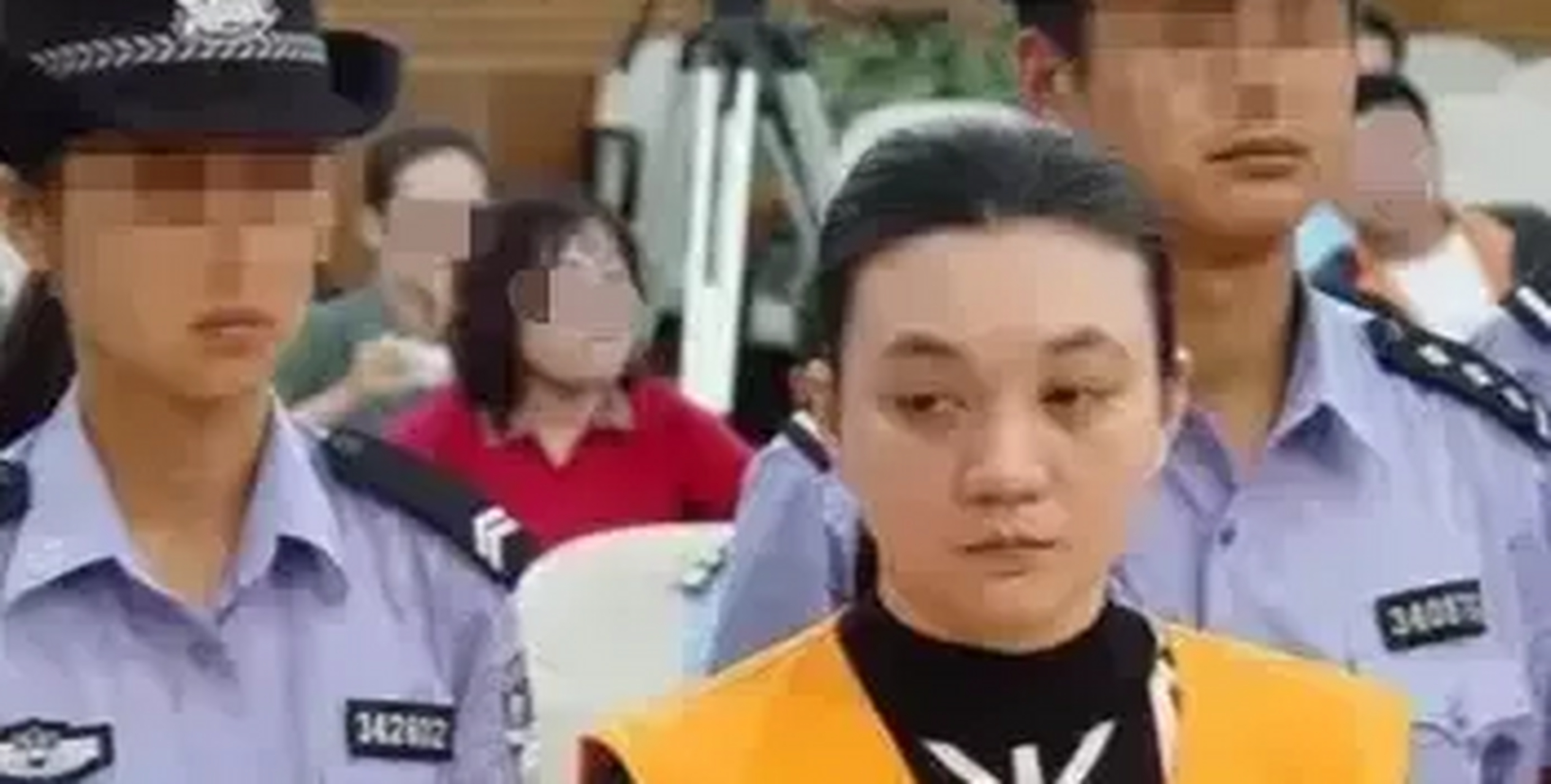 一名年輕漂亮的女人被押赴刑場執行死刑,臨刑前留下的一張照片.