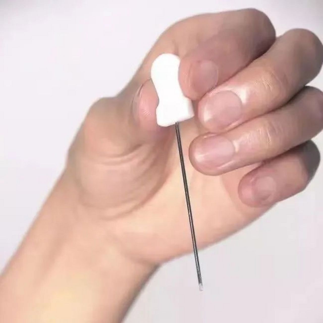 针刀是介于针和刀之间的工具,起到松解黏连,松解软组织,来缓解局部