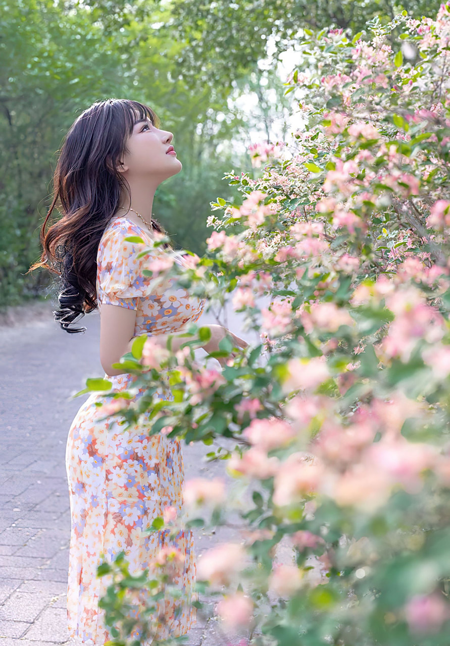 西门小玉户外写真,一身碎花裙的窈窕淑女,游荡于百花丛中.