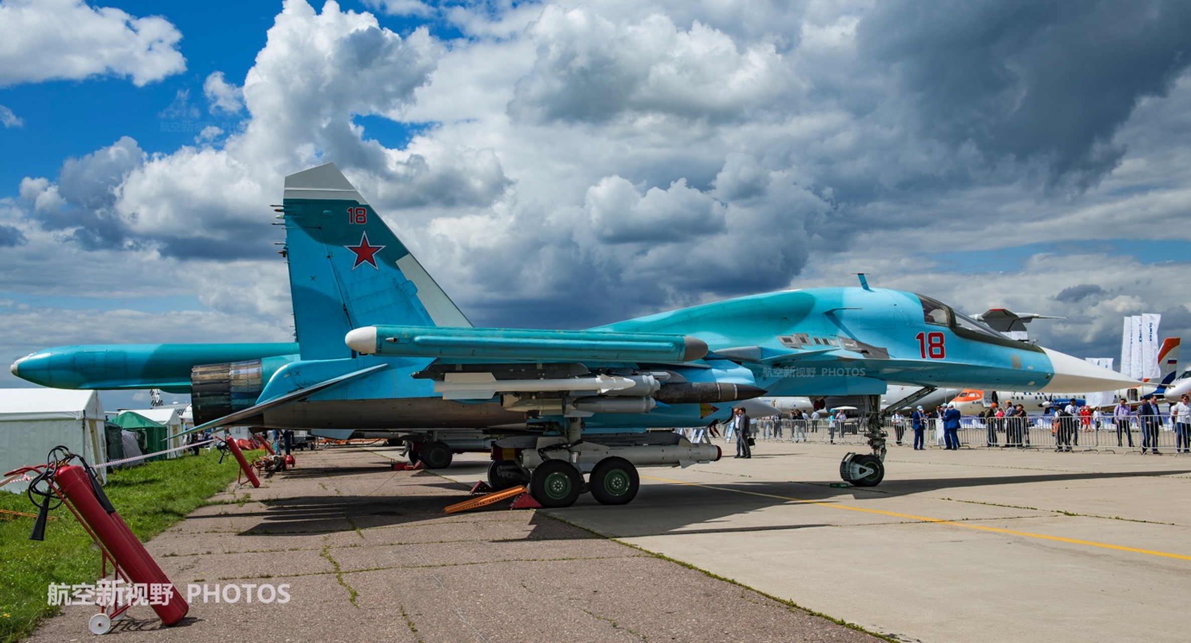 大约30年前,俄罗斯军工在航展上公开的苏-32海蛇战斗机,后来很长时间