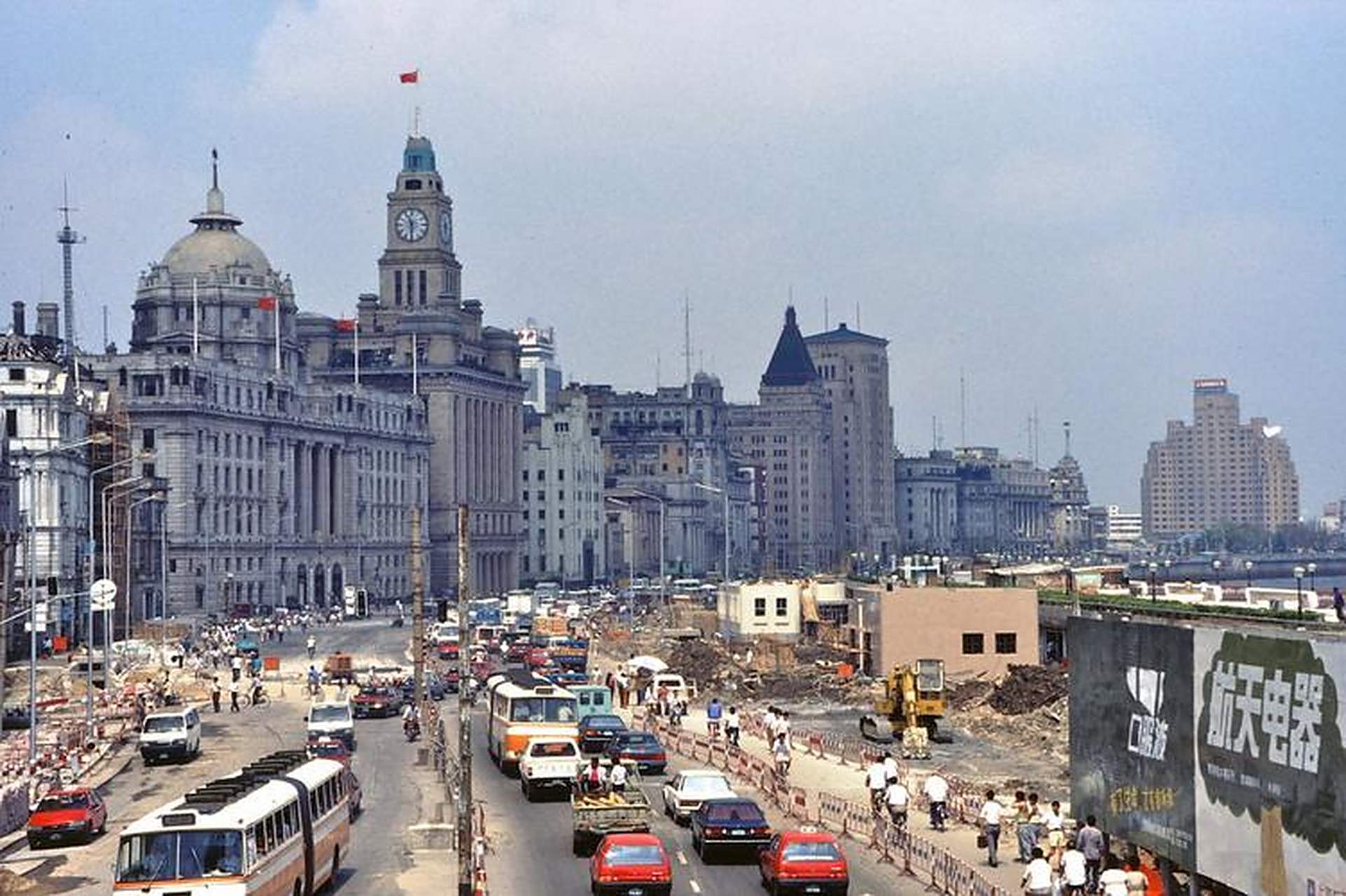 1980年上海街头.充满了时代的回忆,人们都在积极的生活着