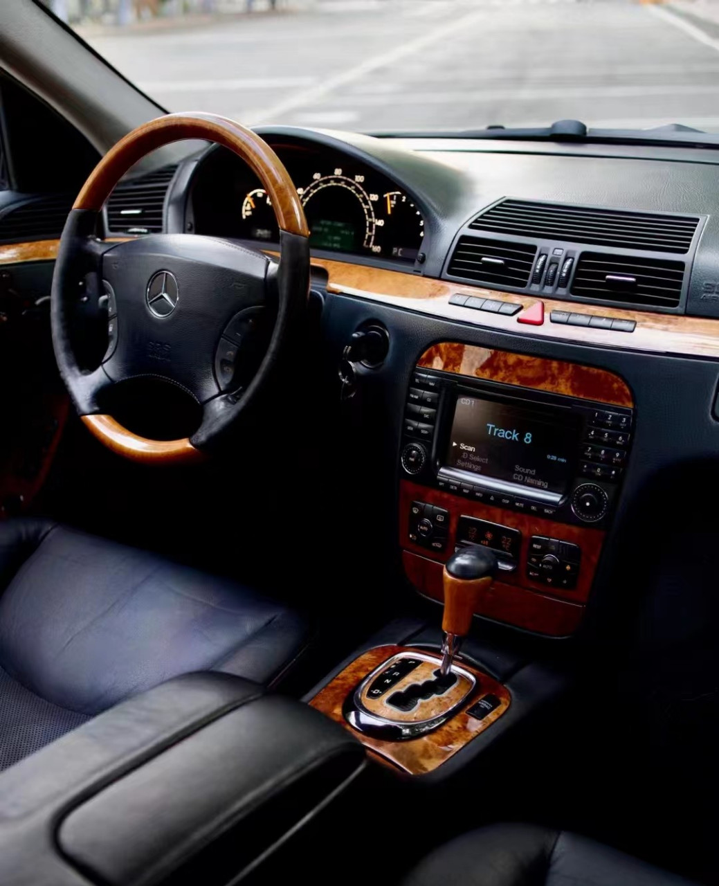 二手车创作人# 国内不常见的美版,奔驰s430的质感,4.3升 v8发动机.