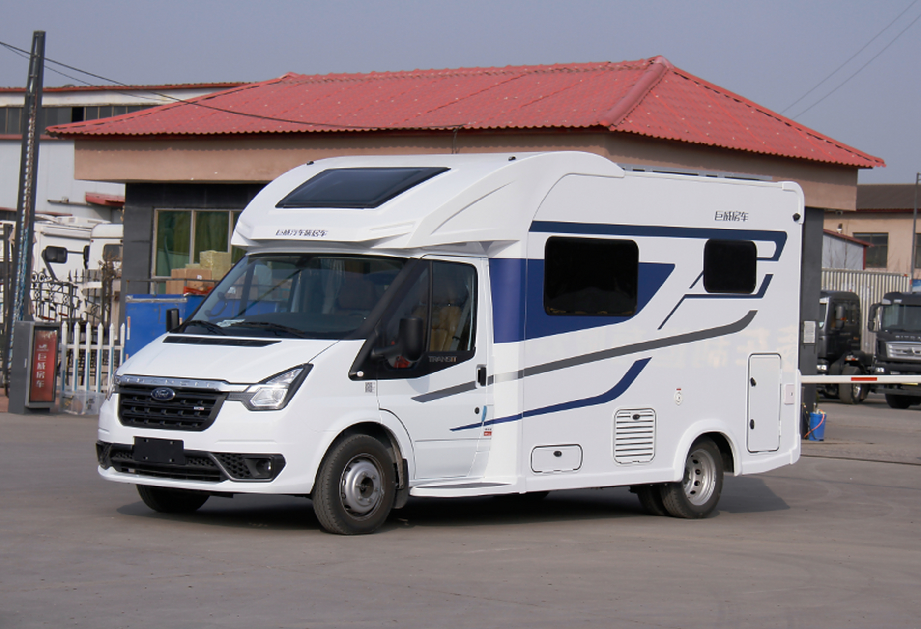 巨威房车福特小额头整车外观简约精致,白色的车身辅以蓝黑的拉花
