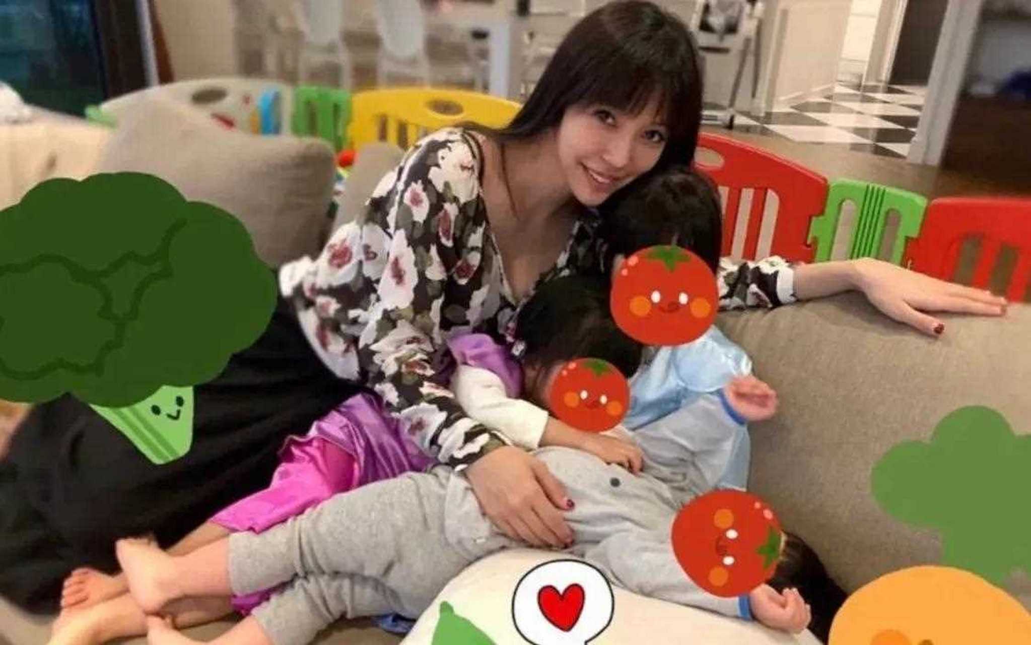 扒了扒李靓蕾的生活照,她的着装基本上清一色的优衣库风,简约,朴素,没