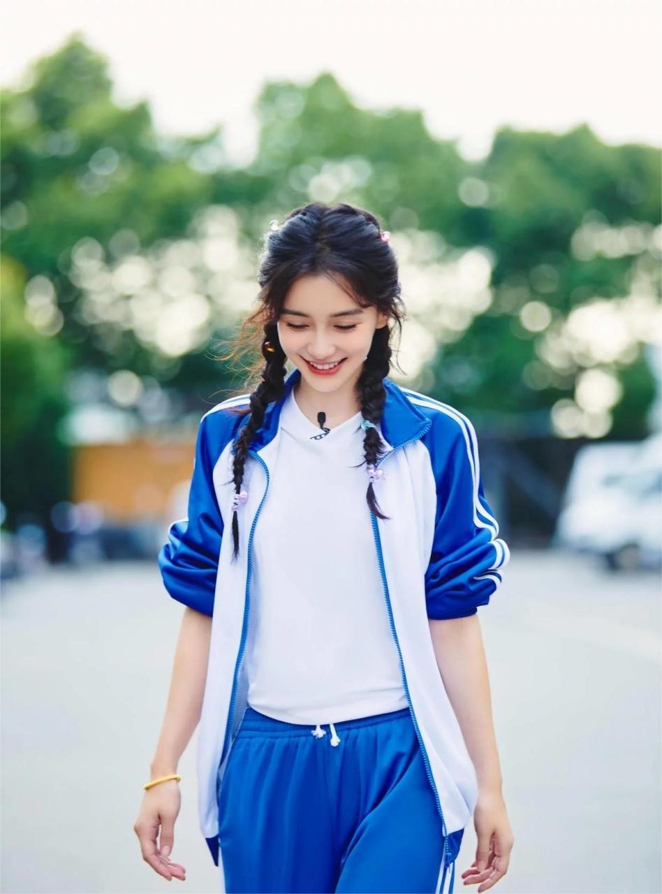 angelababy杨颖穿一身运动套装,嫩得像个高中生,轻松重返18岁