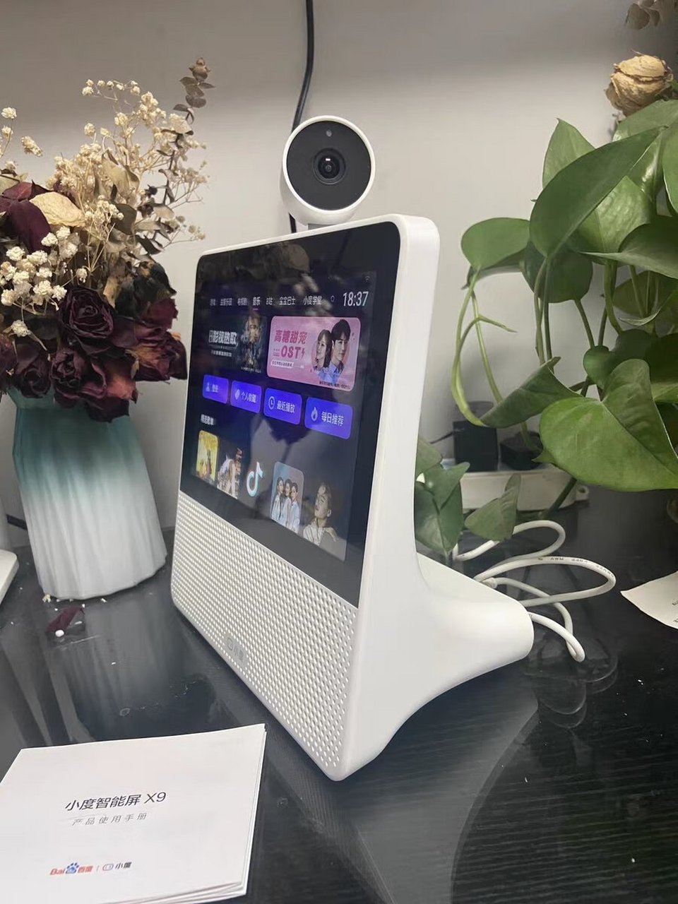 小度智能屏x9是一款非常实用的智能家居产品,它融合了视频通话,蓝牙