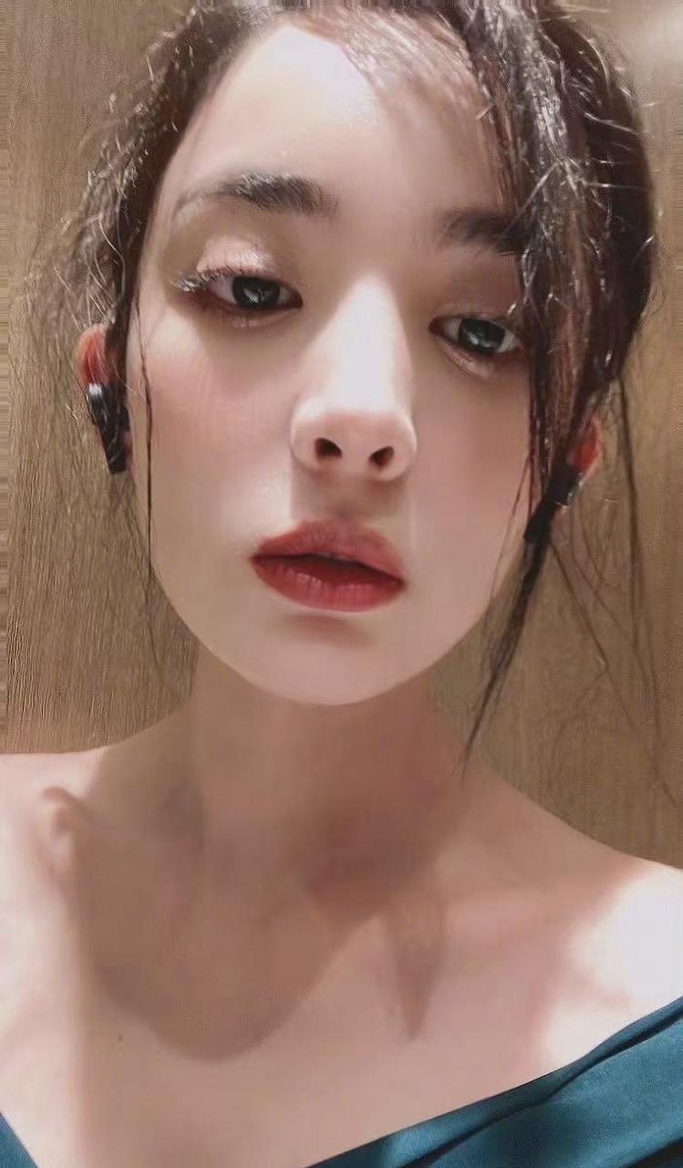 古力娜扎春日活力自拍,果然明艳动人大美女经得起一切怼脸拍,突出精致