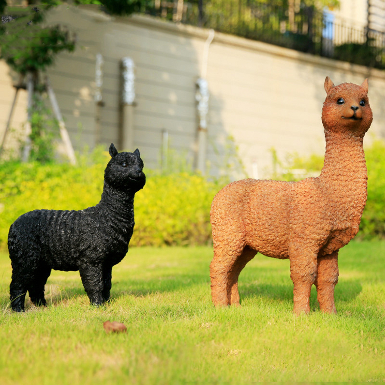 羊驼# #羊驼小可爱# #玻璃钢雕塑# 羊驼性情温驯,伶俐而通人性,羊驼