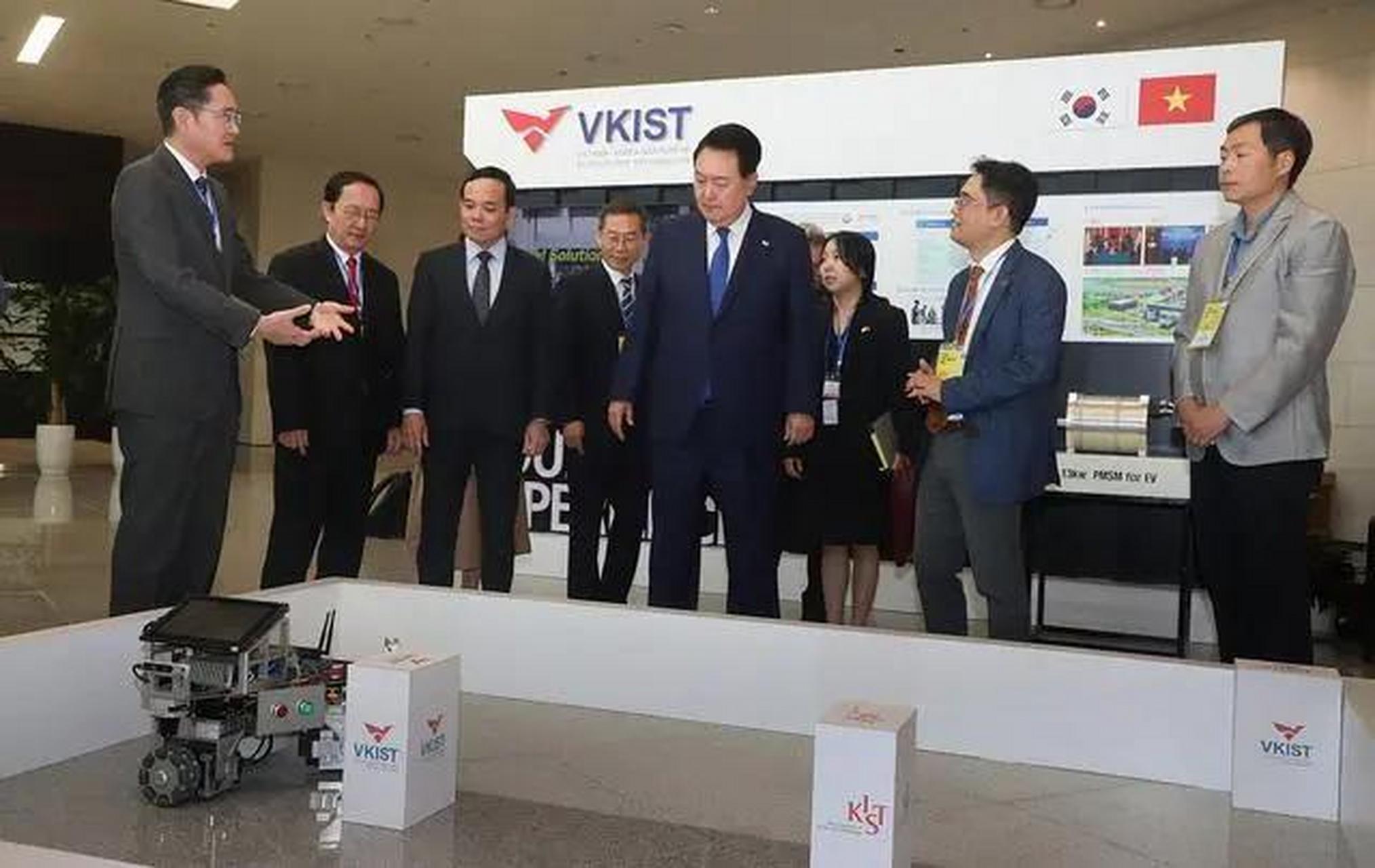 韩国总统访问越南时,特意去胡志明墓前"敬献花圈".