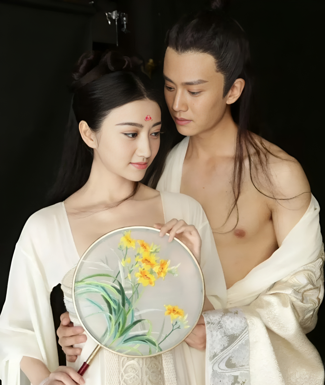 这张写真照是任嘉伦唯一一次晒出胸部的照片,因为那时候他还没有结婚