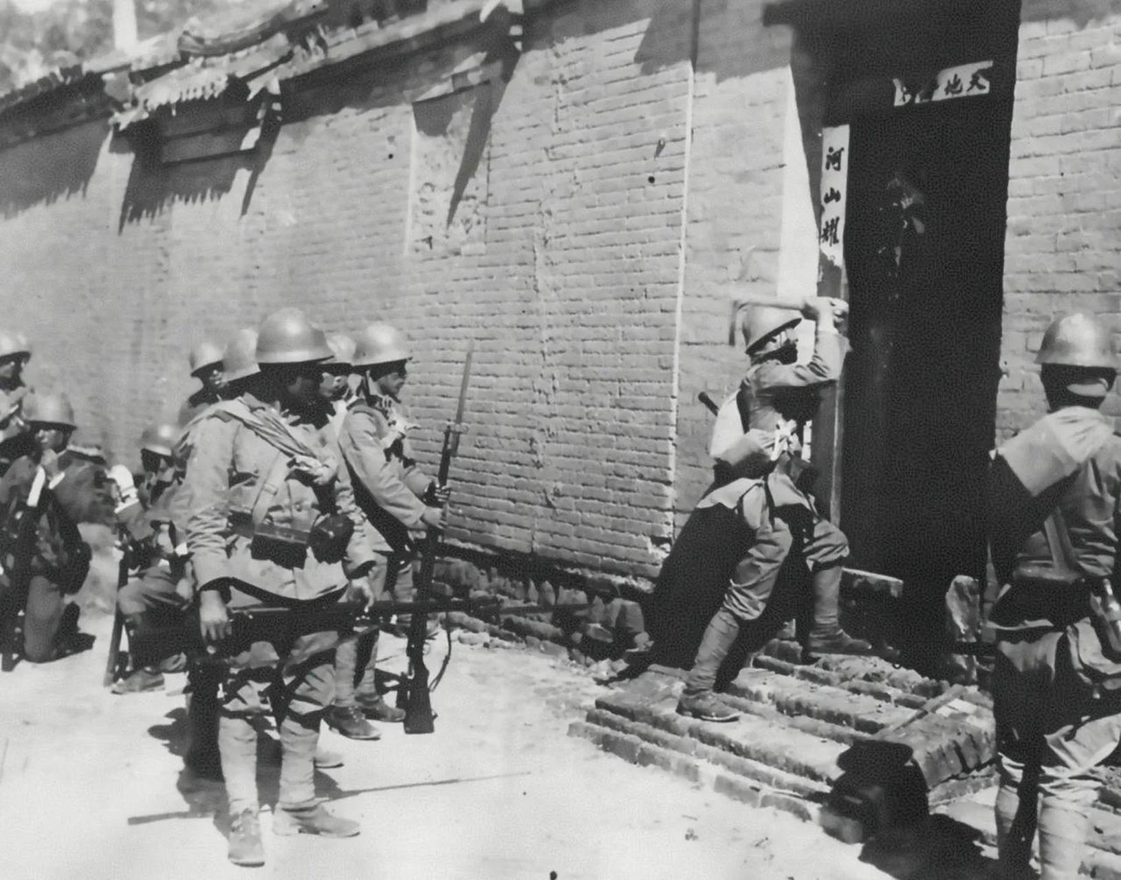 1937年,鬼子进村真实图片,能想到当时有多少父老乡亲生活在恐惧之中.