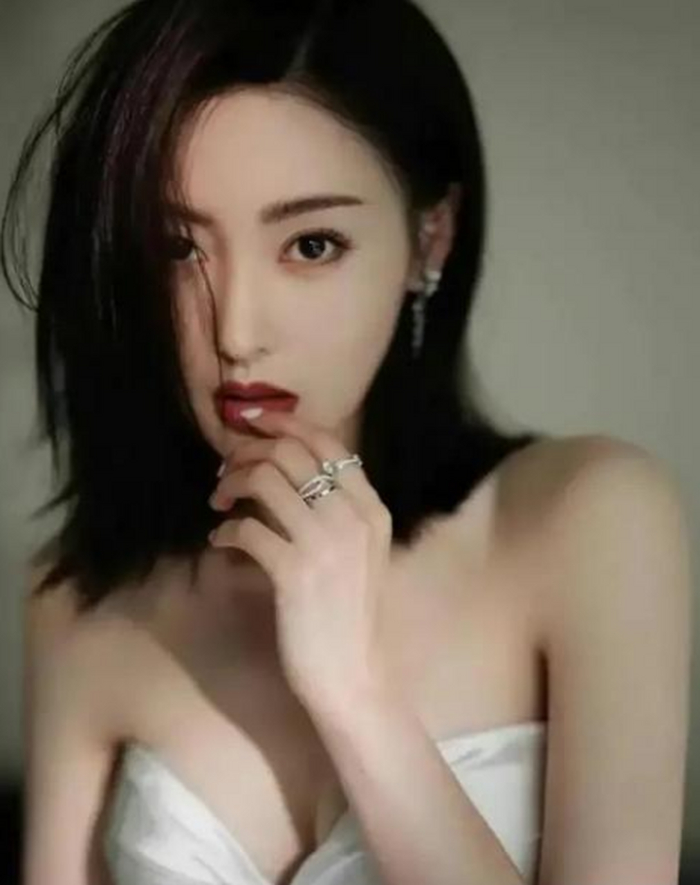 张天爱一袭白色抹胸镂空晚礼服,妩媚性感,皮肤白皙,尽显性感身材真好