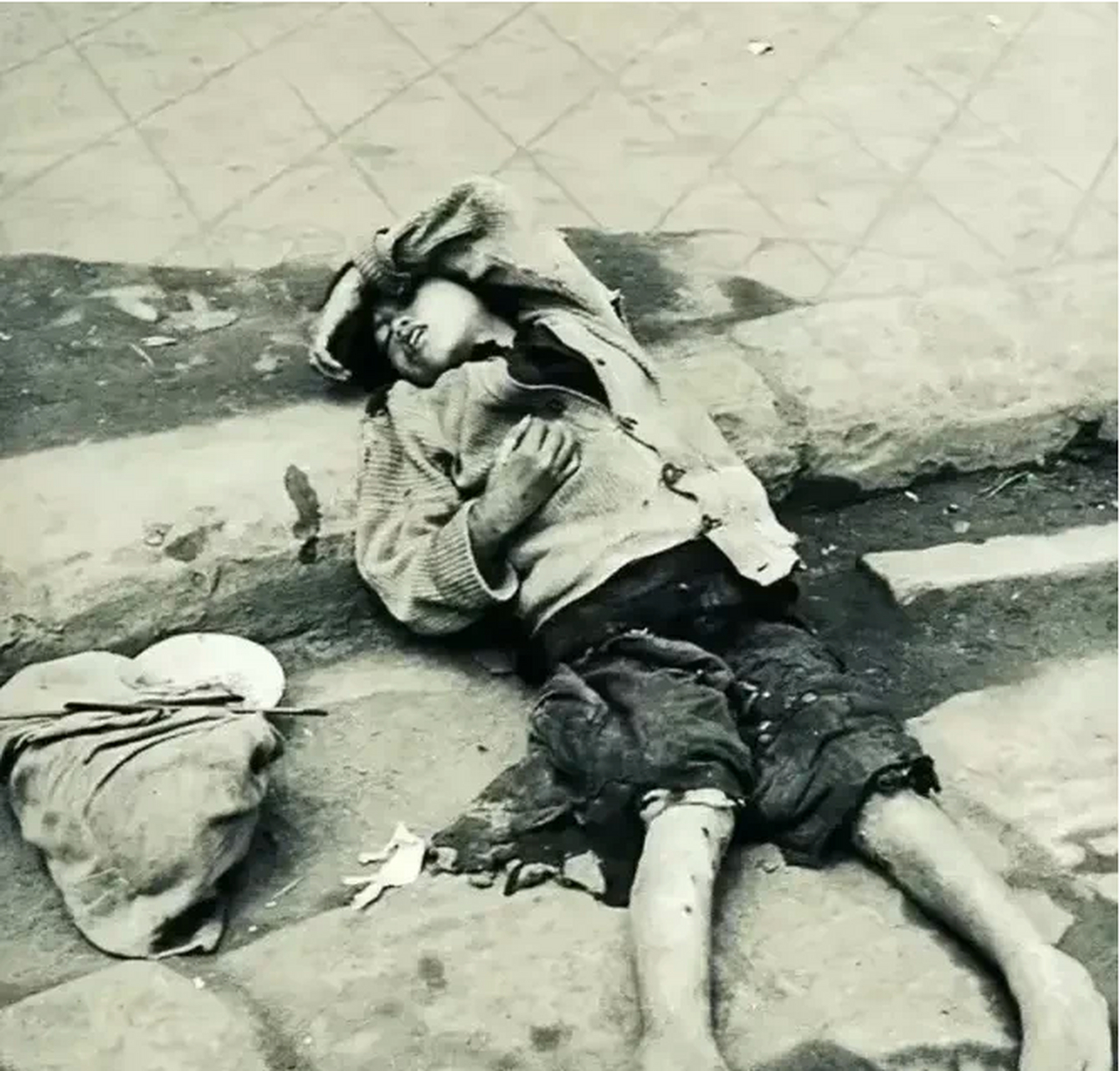 下面这张照片中的女人已经死了,很悲凉的死在马路边