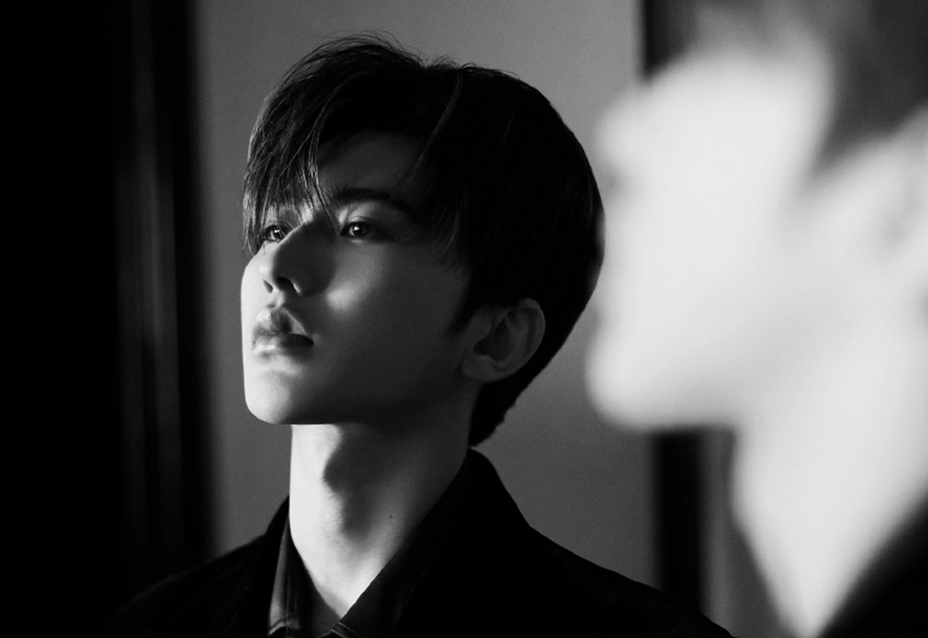 蔡徐坤微博发布一组黑白镜面写真,深色衬衣搭配黑色绒质外套,手指轻抵