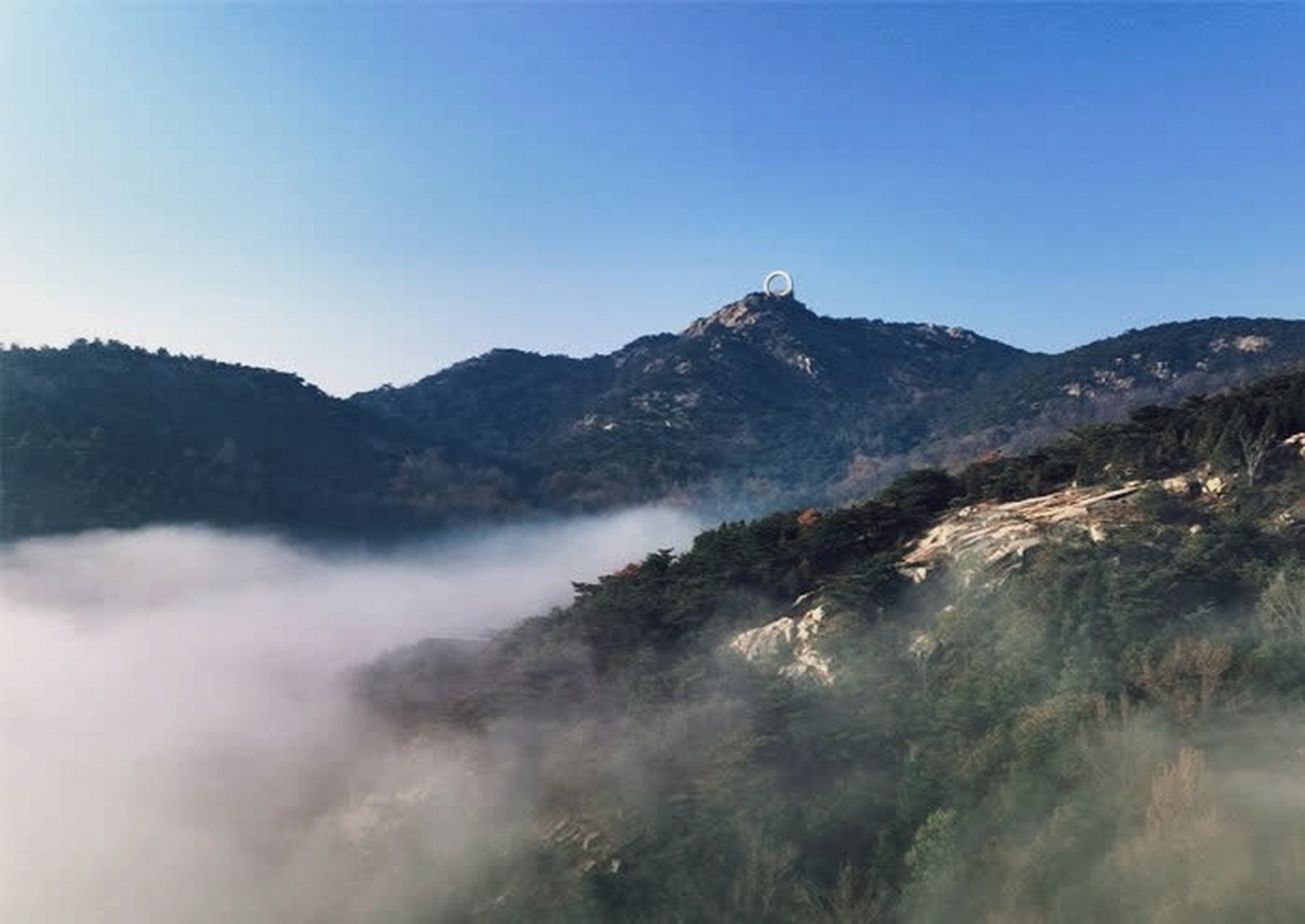 昨天,山东省日照市天台山云雾缭绕.