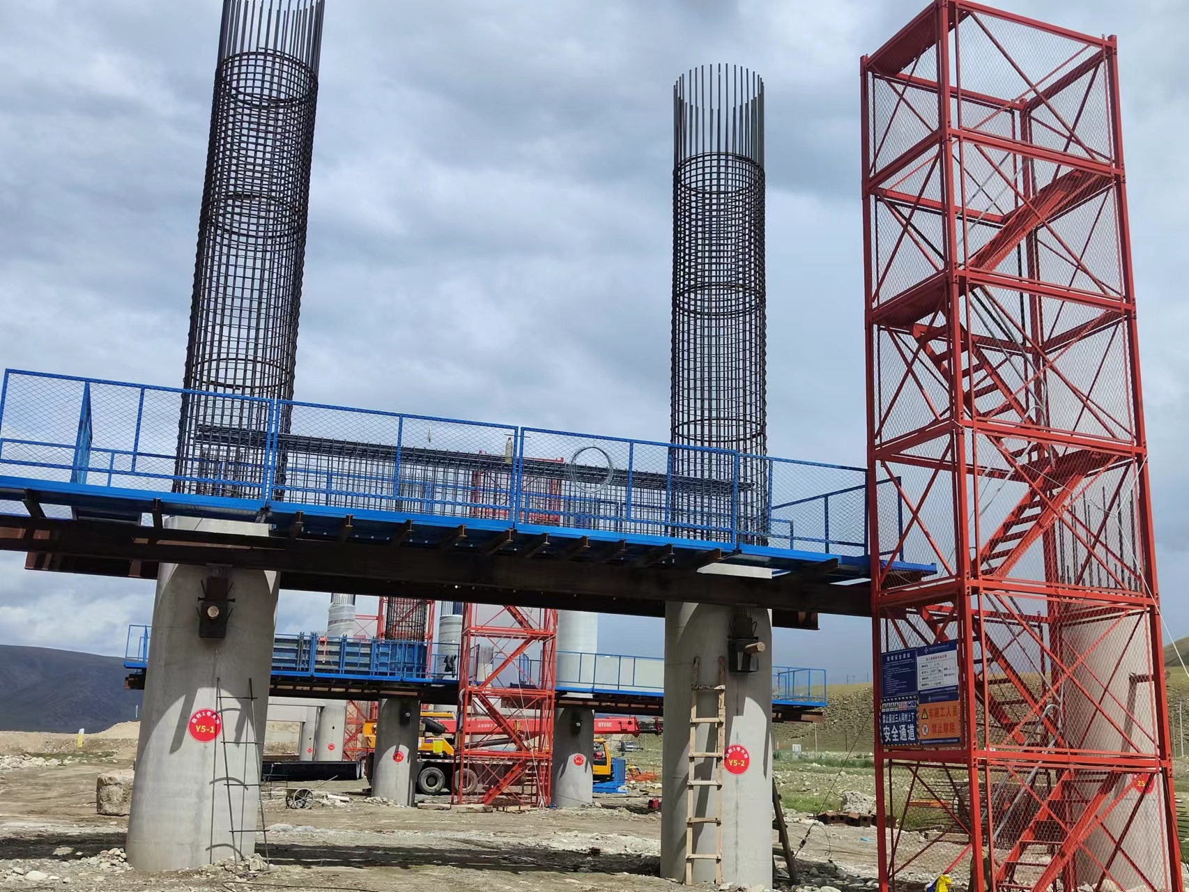 [基木鱼链接] 梯笼爬梯是一种垂直通道设备,常用于建筑工地,电力设施