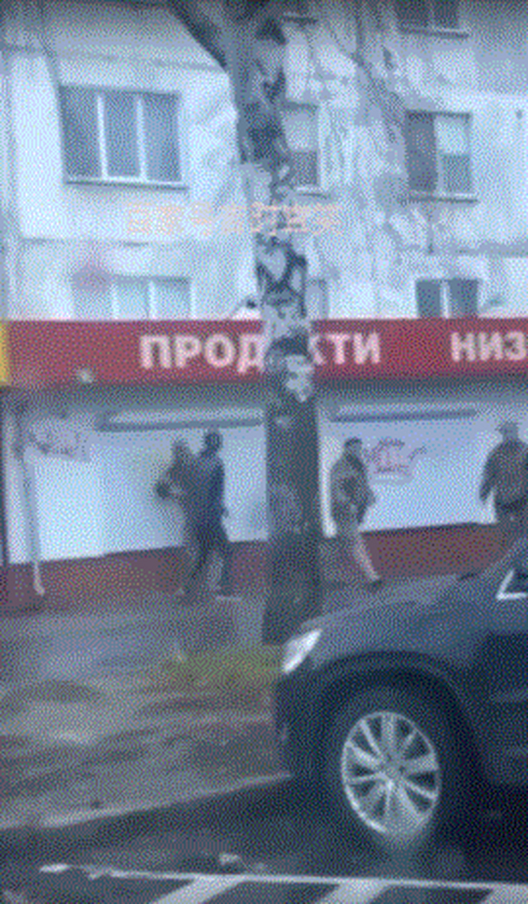 俄国日托米尔的一个青年,把街上的征兵宣传员给打了.