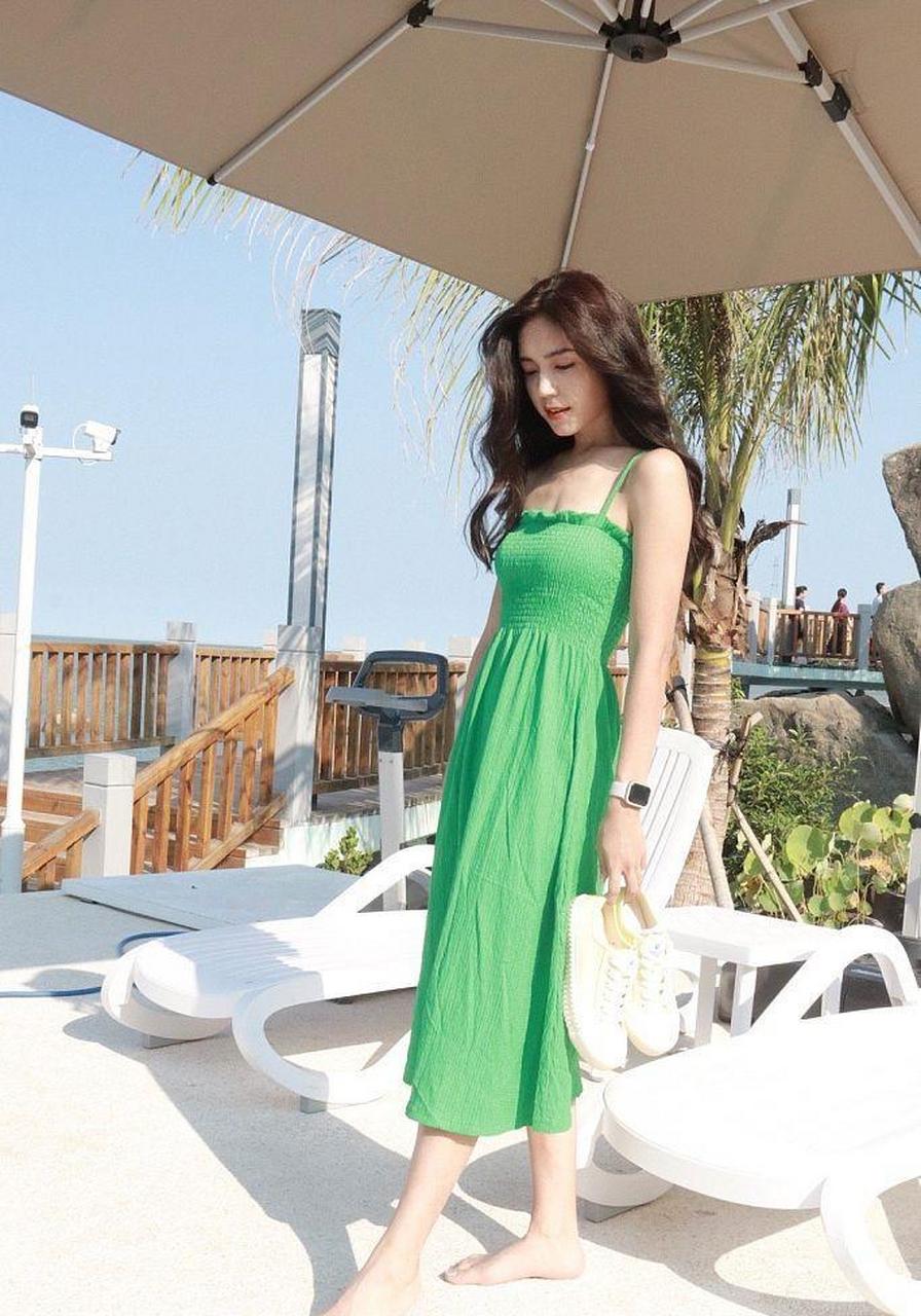 夏若妍发布一组夏日度假风写真 穿绿裙撩拨秀发活力清新