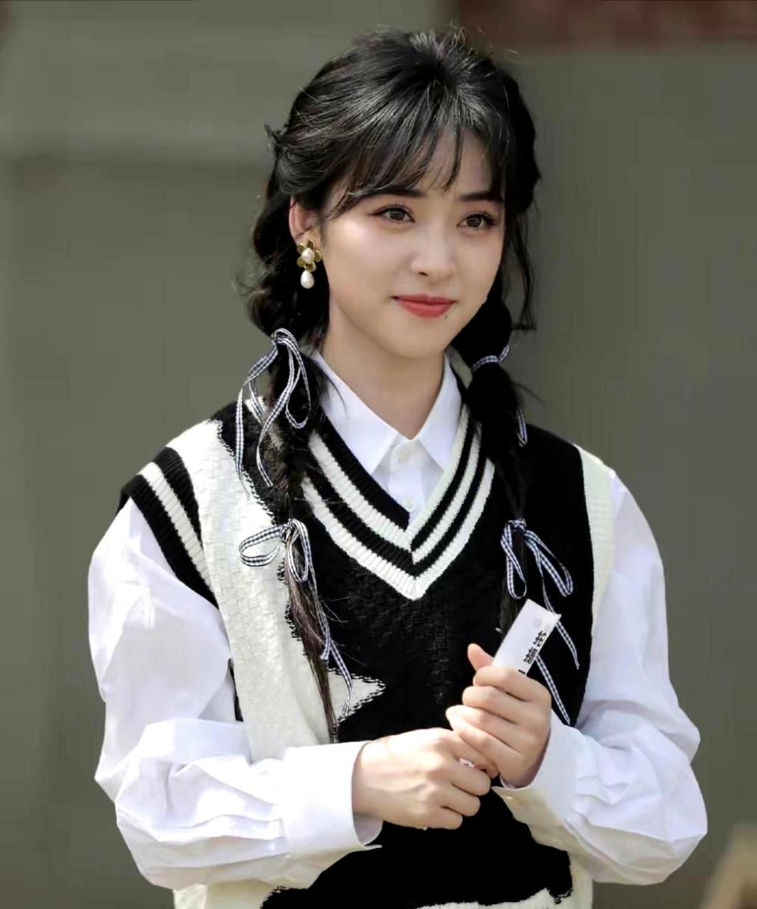 沈月在录制《怦然心动20岁》时,双马尾麻花辫让她充满了青春少女感