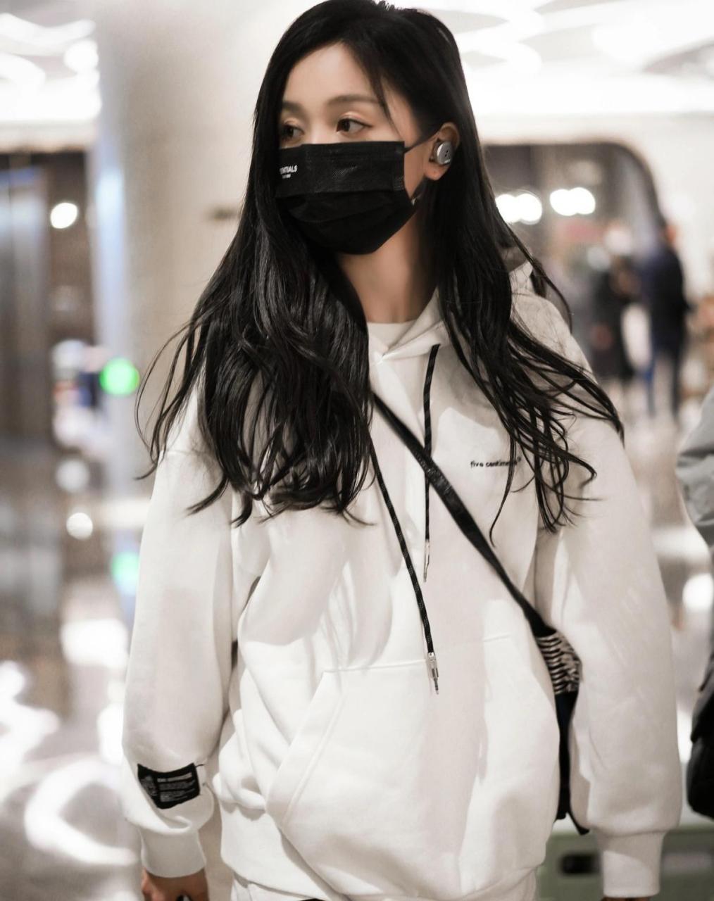 吴宣仪私服街拍 白色卫衣搭配hermes的斜挎包,bv的靴子,简单随意.