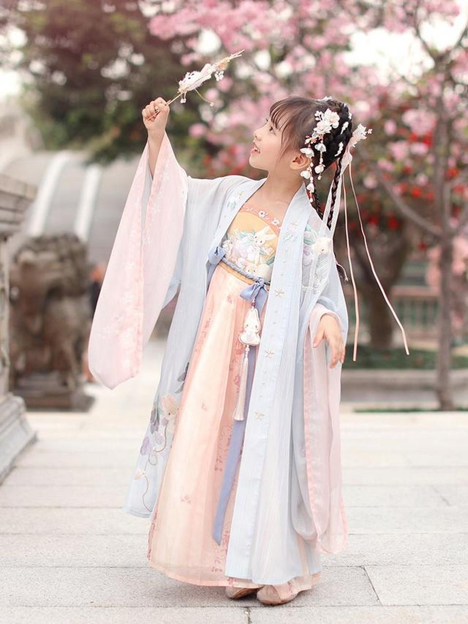 【儿童汉服安利】-软萌小兔诃子裙 这套裙子真的是"软萌杀手",轻轻松