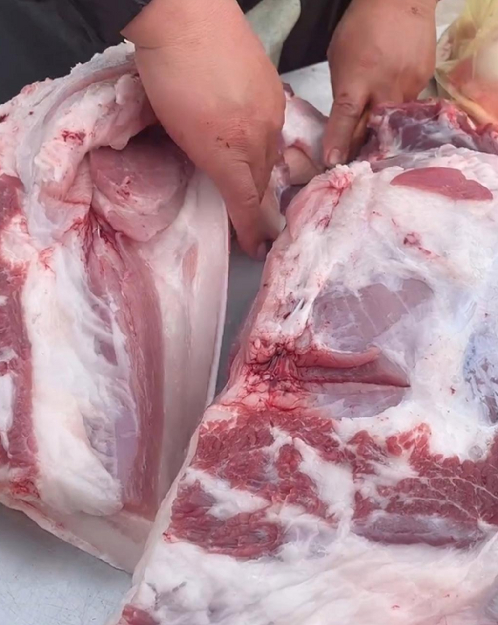 卷猪肉真肥一看就不好吃,这就是人们说的注水猪吧!