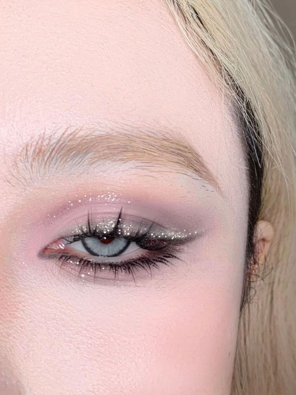 叛逆芭比 带点野的冷调烟熏眼妆! 低饱和碎钻小烟熏 谁画谁好看!