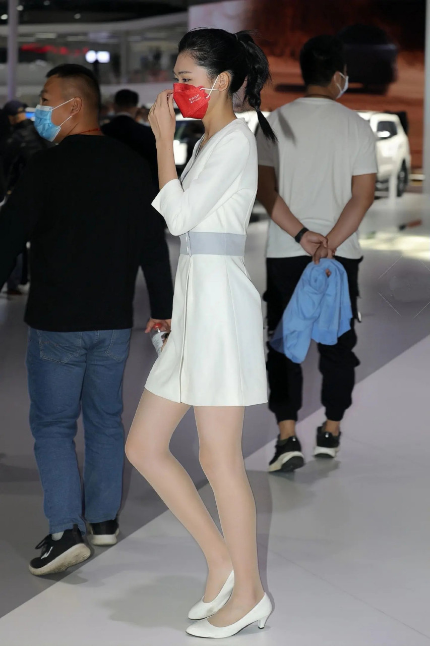 展会肉丝美腿辫子美女