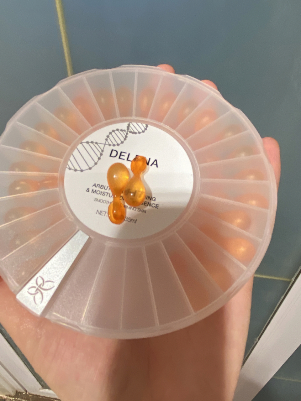 爆皮了 最近鼻子,脸颊爆皮真的太严重了 被闺蜜种草入手了蝶莲娜精华