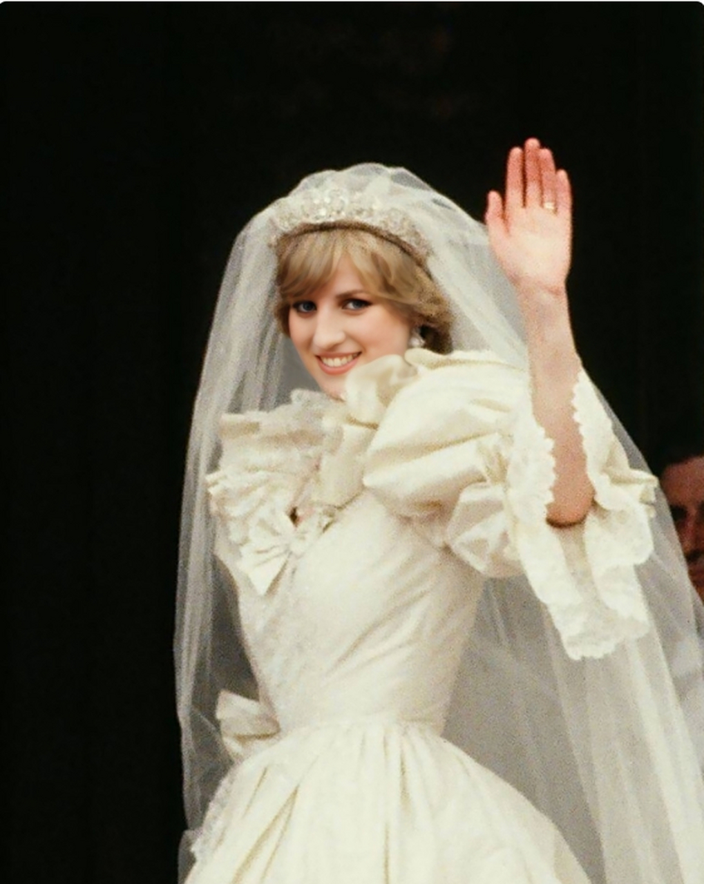 当时,戴安娜笑容甜美,她的哥哥形容她美得超凡脱俗!