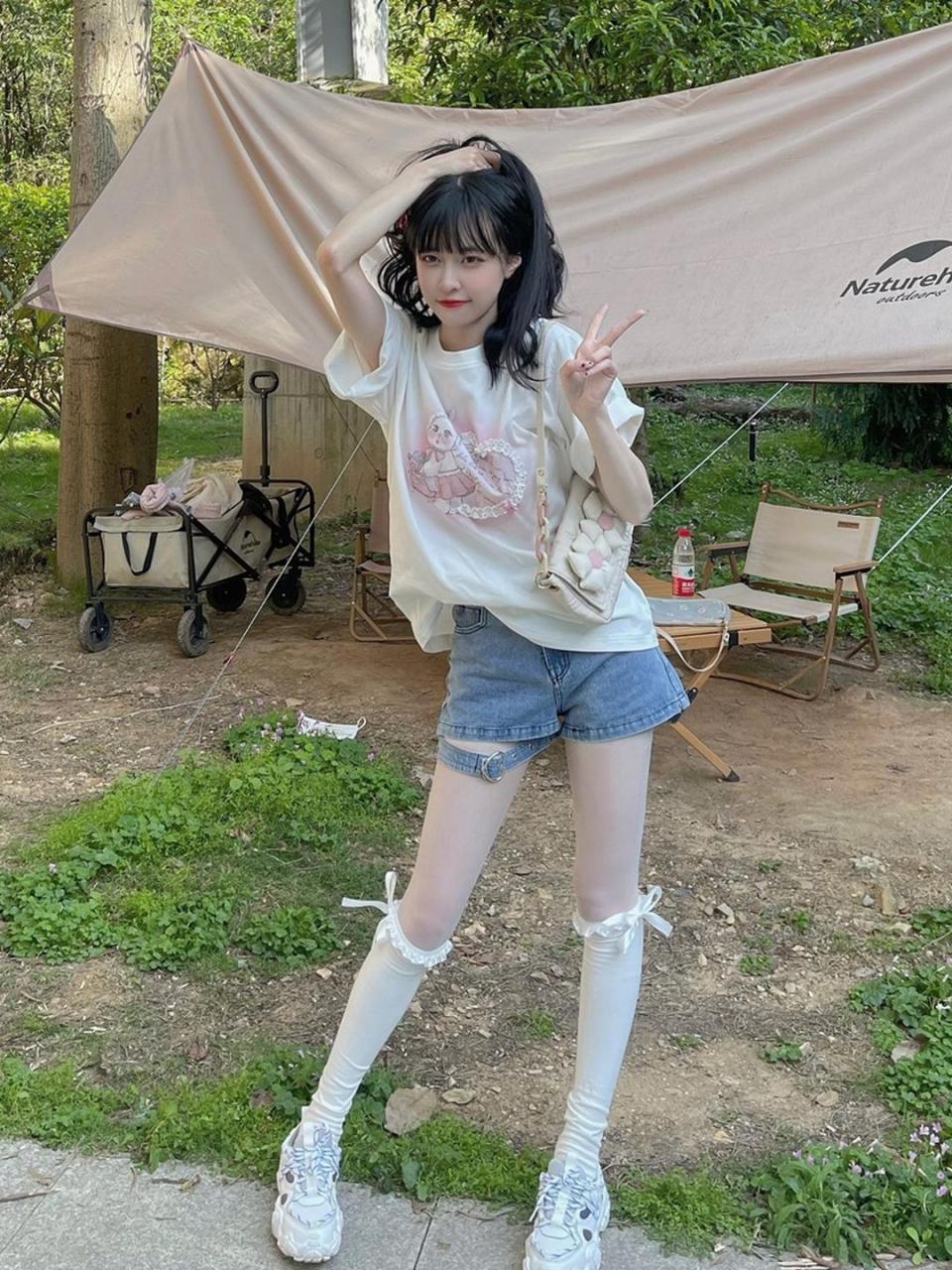 前胸小兔子的印花超可爱 袖口下摆也很宽松 对微胖女孩很友好!