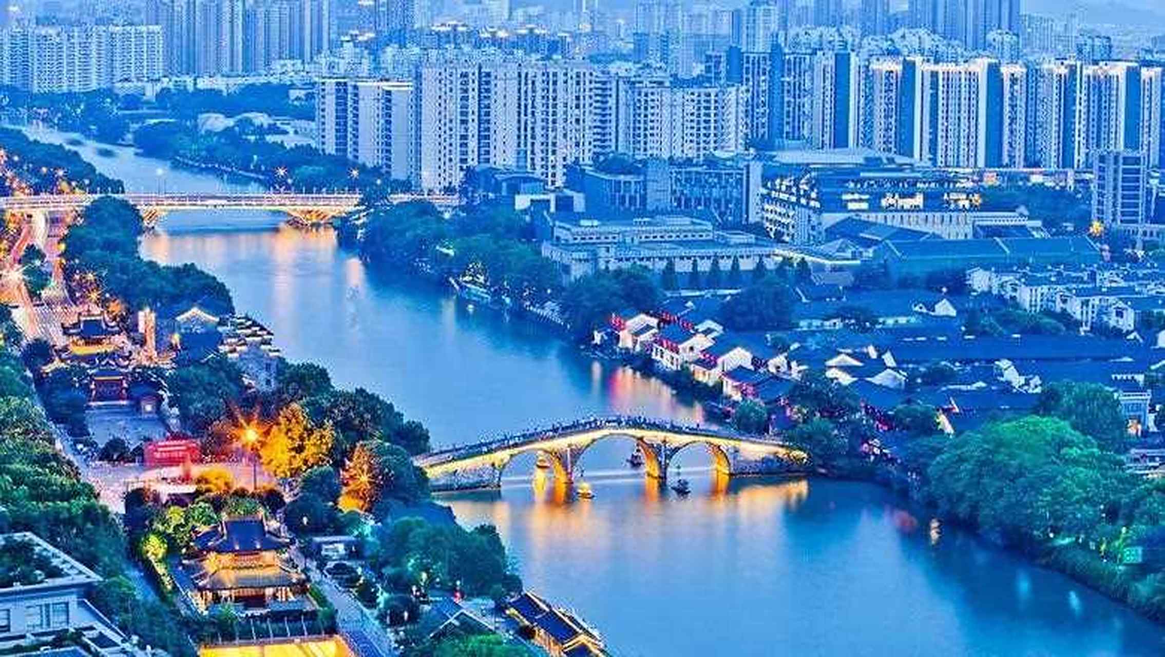 夜拍杭州拱宸桥,夜幕下,前来欣赏京杭大运河夜景的游人市民仍然络绎不