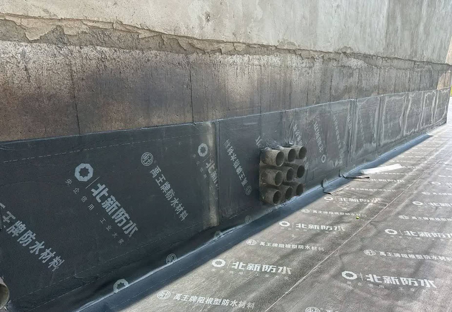 我说外墙膜要垂直铺设,他说外墙可以水平铺设.