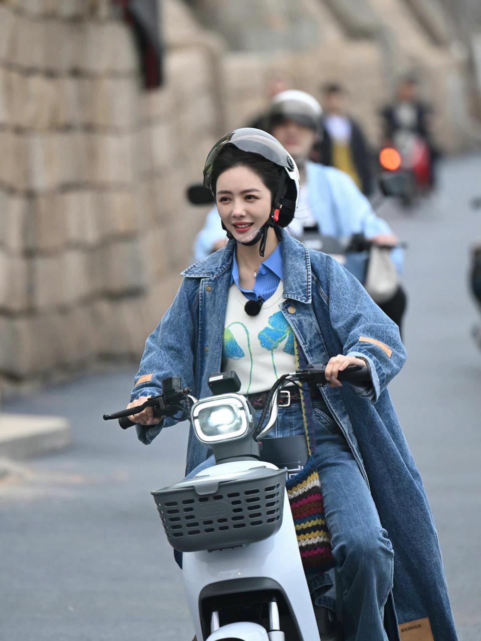 蔡文静《追星星的人》海边穿搭 一身牛仔单品复古时髦 经典永不过时