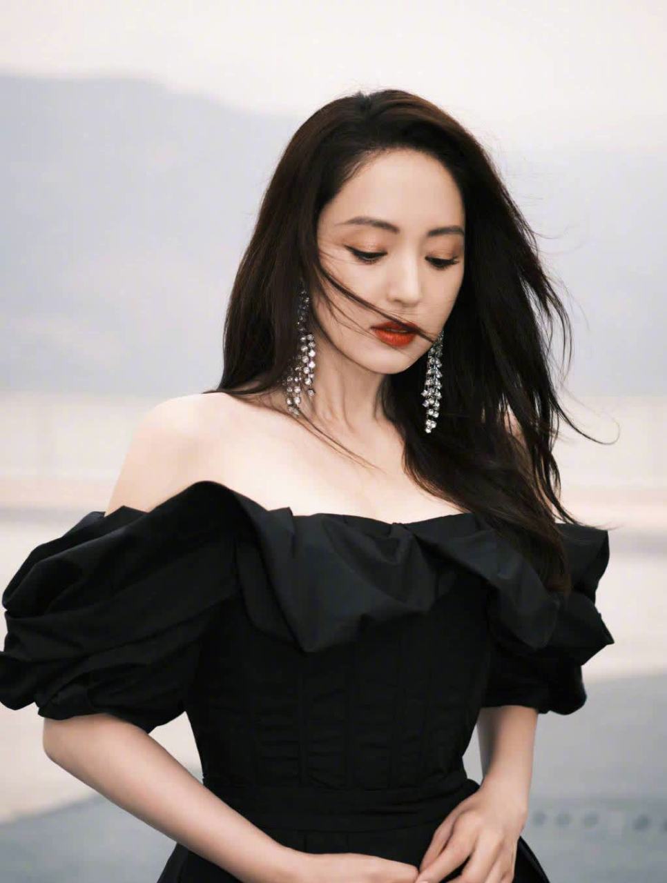 光影模糊的董璇迷人写真. 流苏耳环点缀大气.