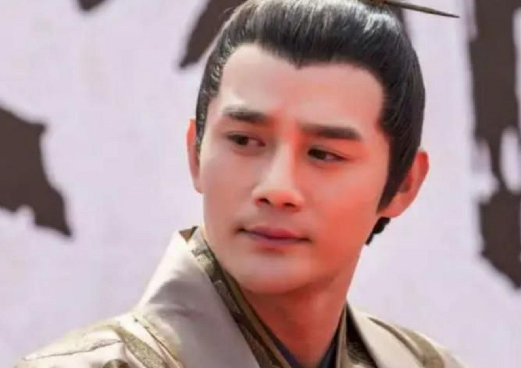 35岁的萧詧成了西梁皇帝,他有厌女症,隔着3米,就能闻到女子身上的臭味