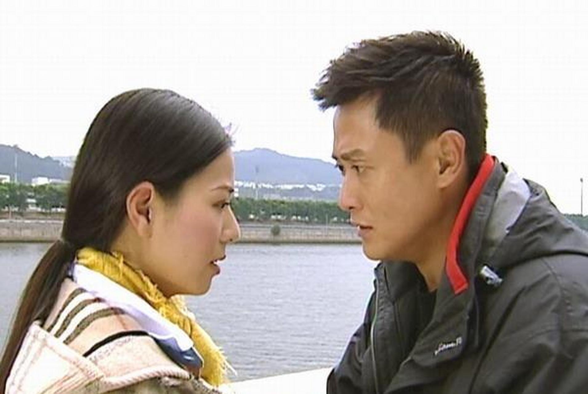 三年前(2020年初),港星魏骏杰迎来人生黑暗时刻,小20岁的张利华不但自