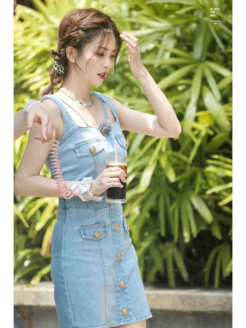 白鹿牛仔裙穿搭吹起夏日风,妥妥的甜妹  无论什么风格的裙子都可以说