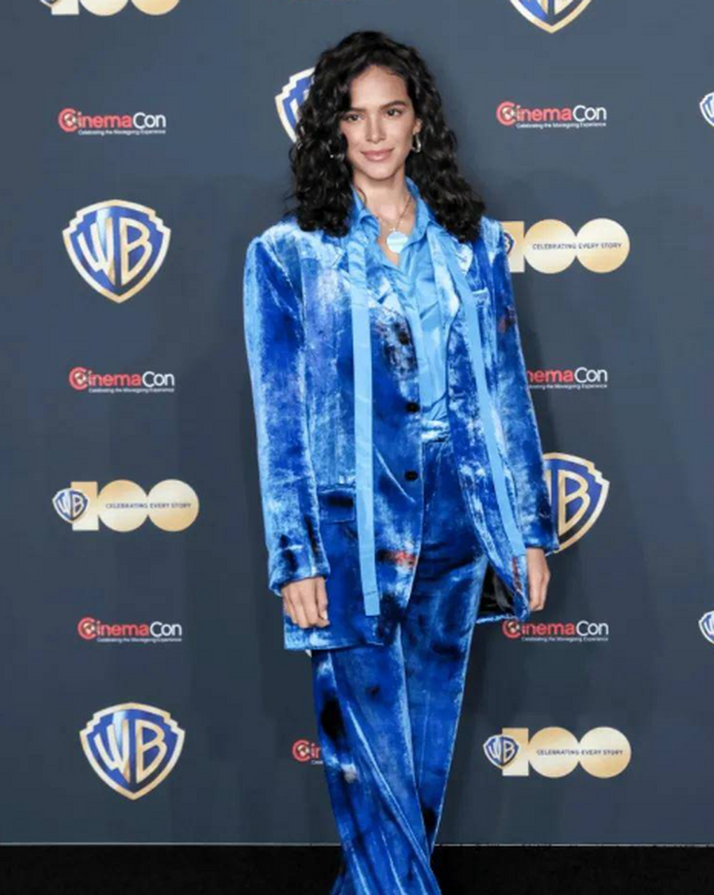 美!内马尔前女友晒杂志封面照 魔鬼身材性感撩人