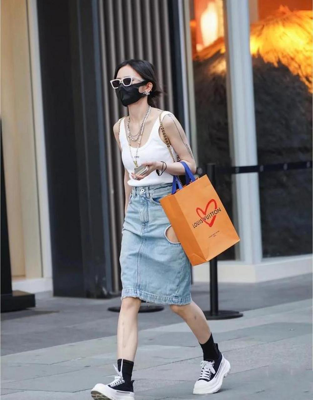 看街拍 学搭配:6组好看又好搭的牛仔半身裙一秒就爱上