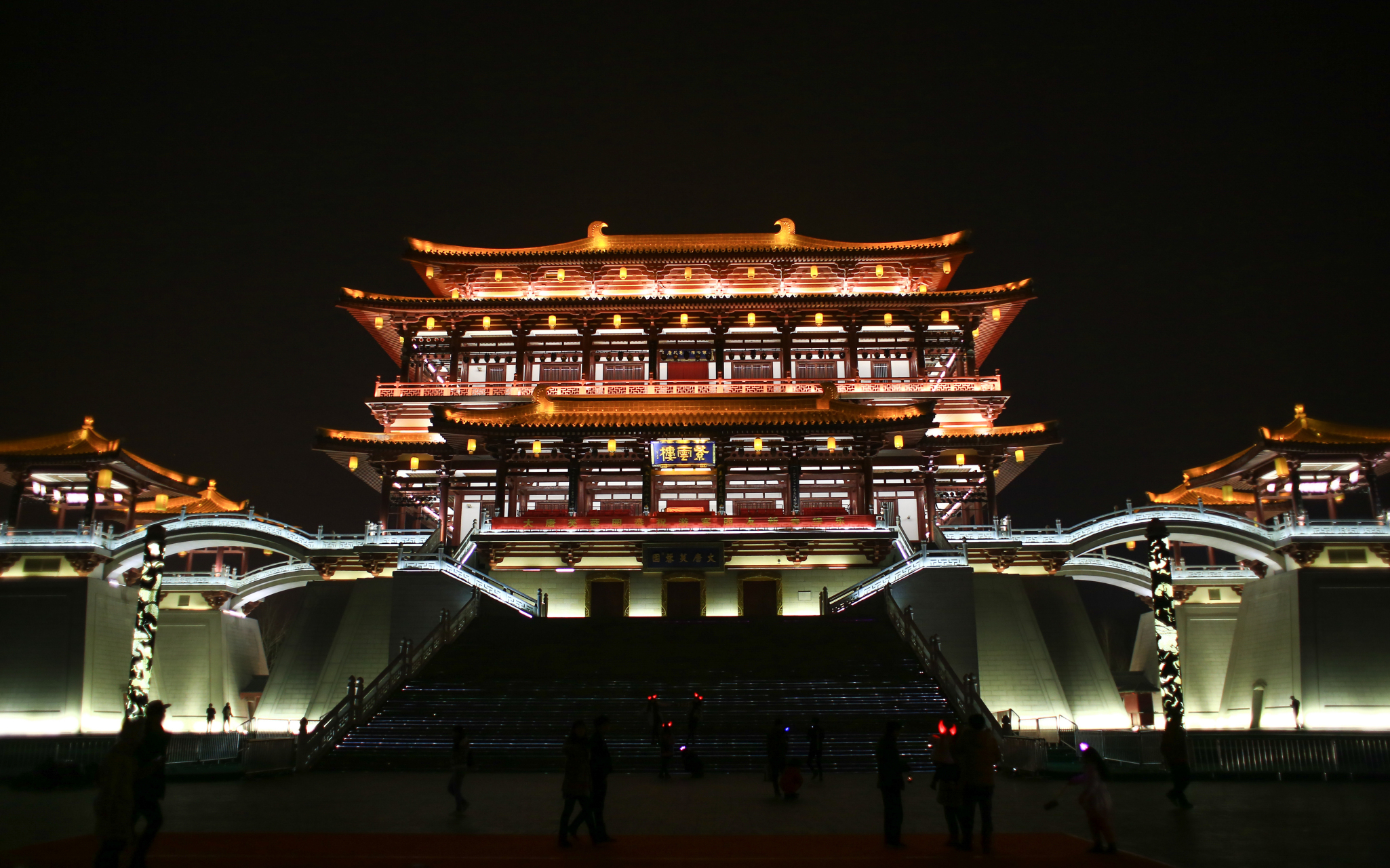 大唐芙蓉园紫云楼:据传,紫云楼唐朝所建,为唐明皇欣赏歌舞,赐宴群臣之