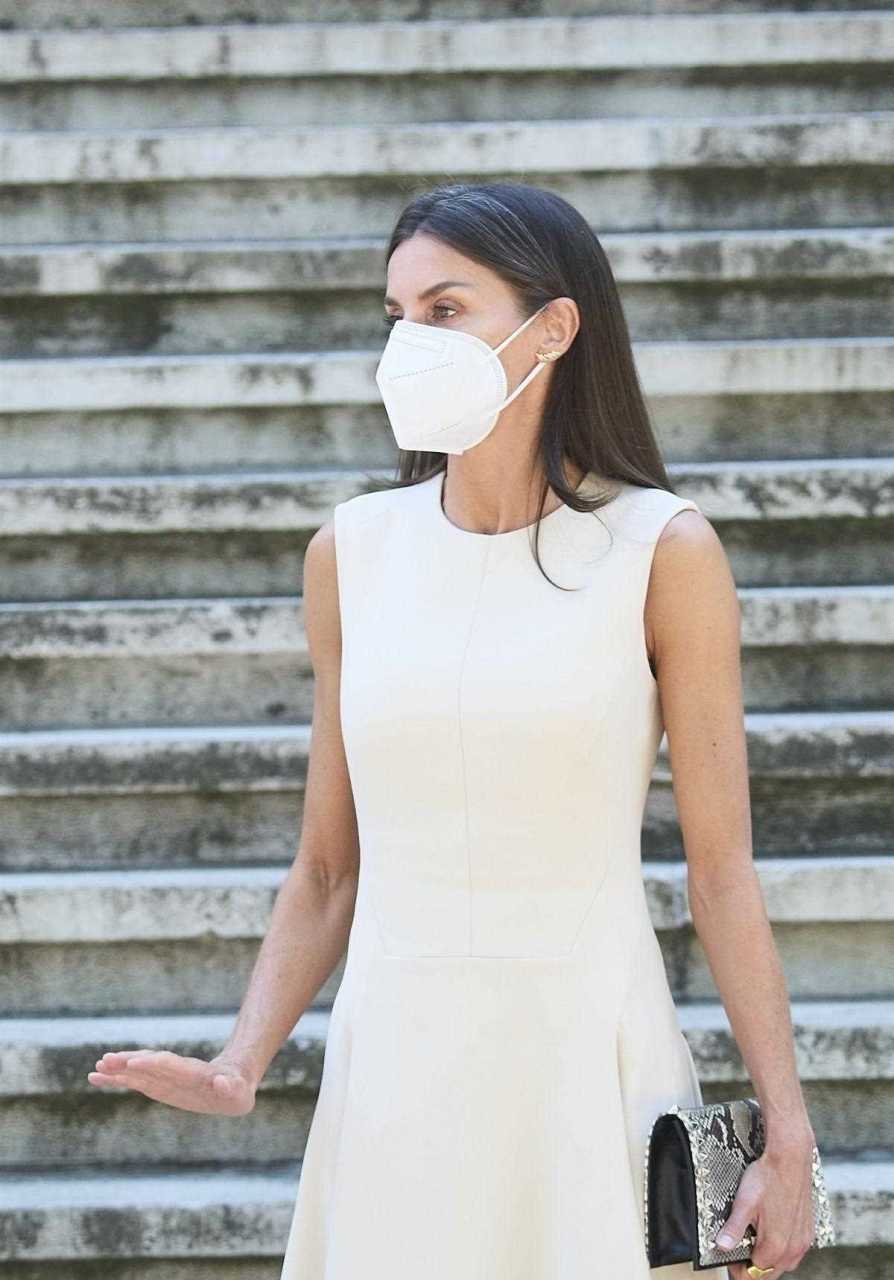 西班牙王后这件白色裙子真好看,优秀流畅的剪裁包裹着窈窕的身材,将