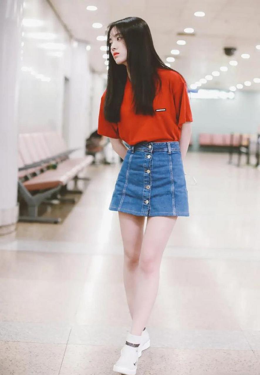 鞠婧祎穿牛仔短裙造型太美,只因白脸红唇,却被群嘲网红气太浓郁