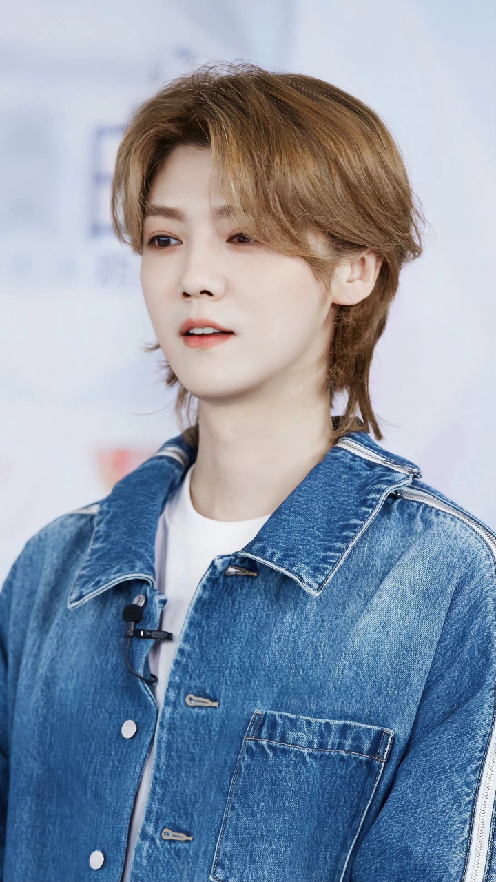 鹿晗活动直播截图,金色中分长发,浅色牛仔服,满满的少年感