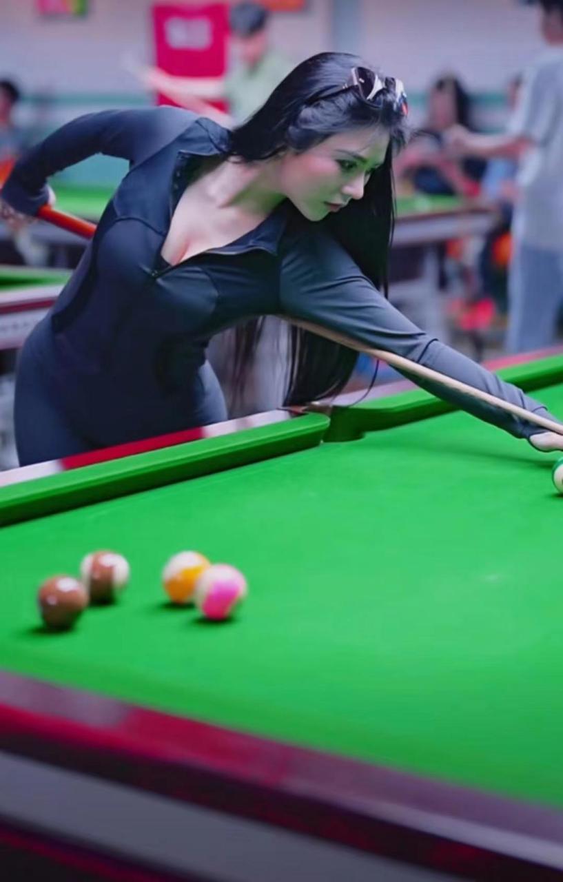 一看就是高手,一杆进洞应该很容易